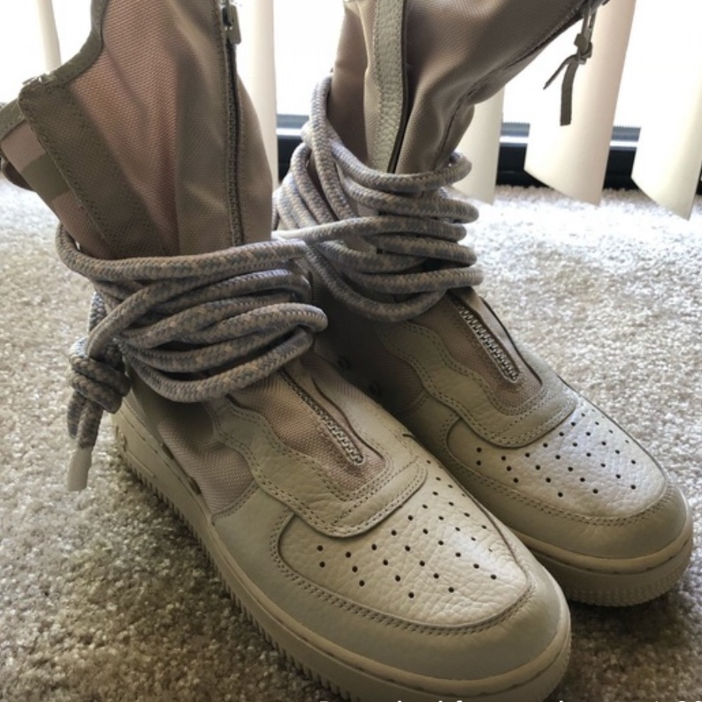 SF AIR FORCE 1 HIGH ‘RATTAN’ SIZE 8 NIKE